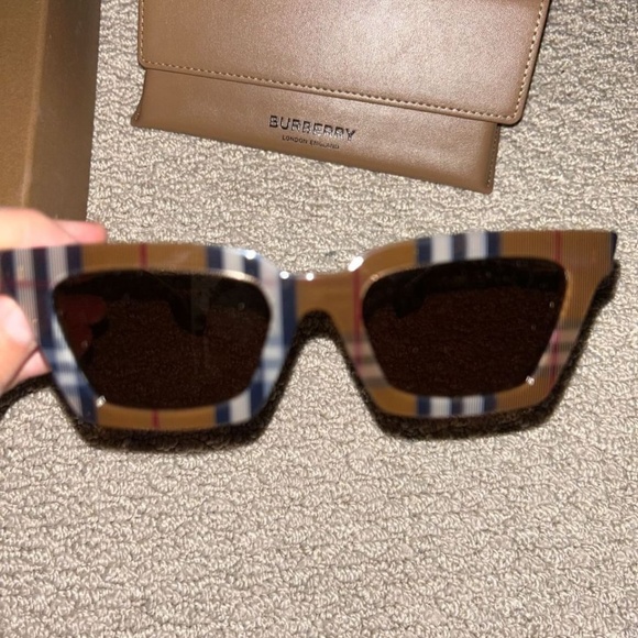 BURBERRY SUNGLASS - Picture 6 of 14